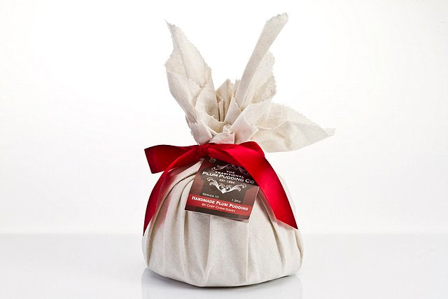 Traditional Christmas Plum Pudding 1.3 kg – handmade festive pudding with brandy, fruits, almonds and spices. Serves 10, perfect for Christmas tables and gifting.